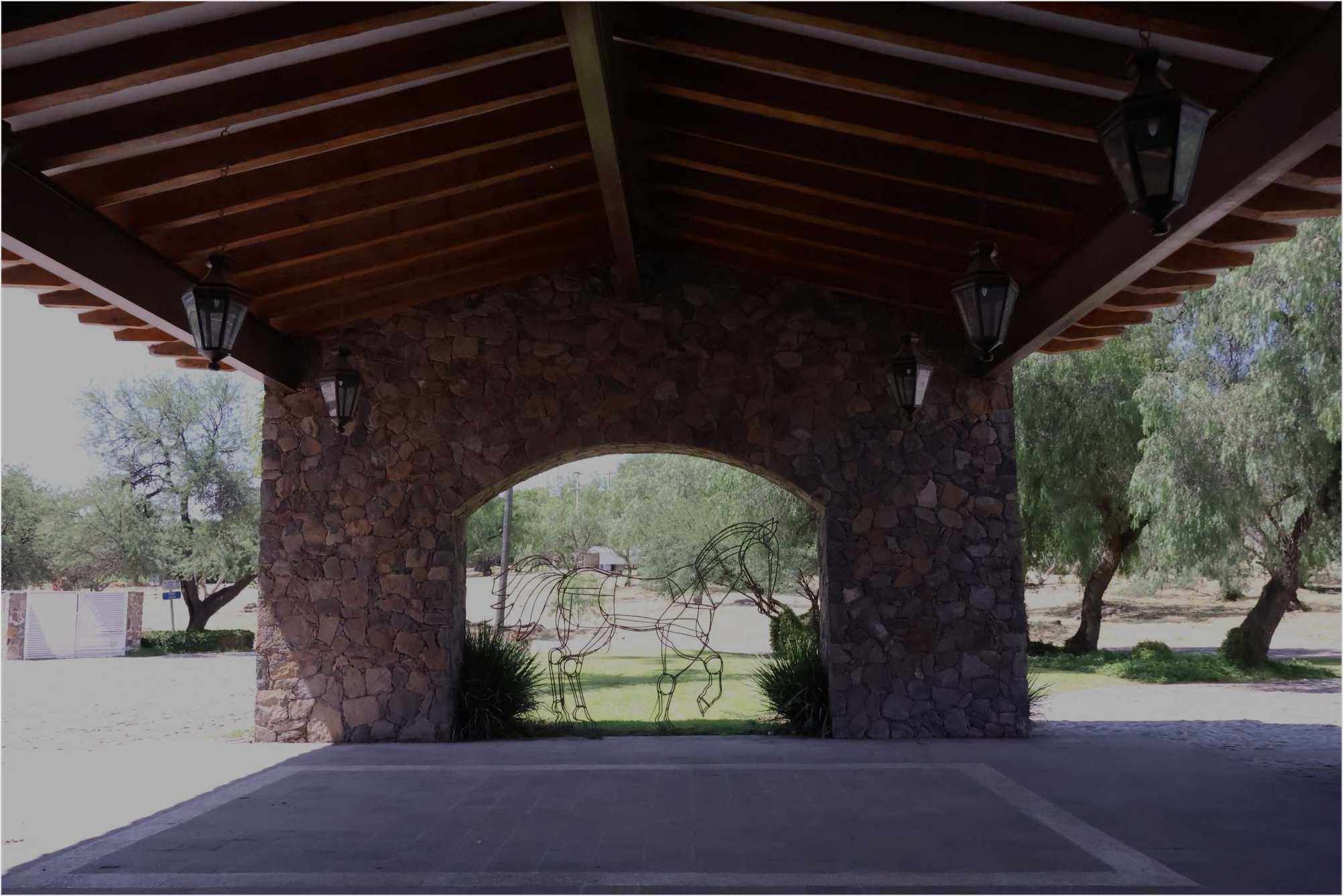 Entrada de cantera al atardecer · Hotel Villa Mexicana Querétaro