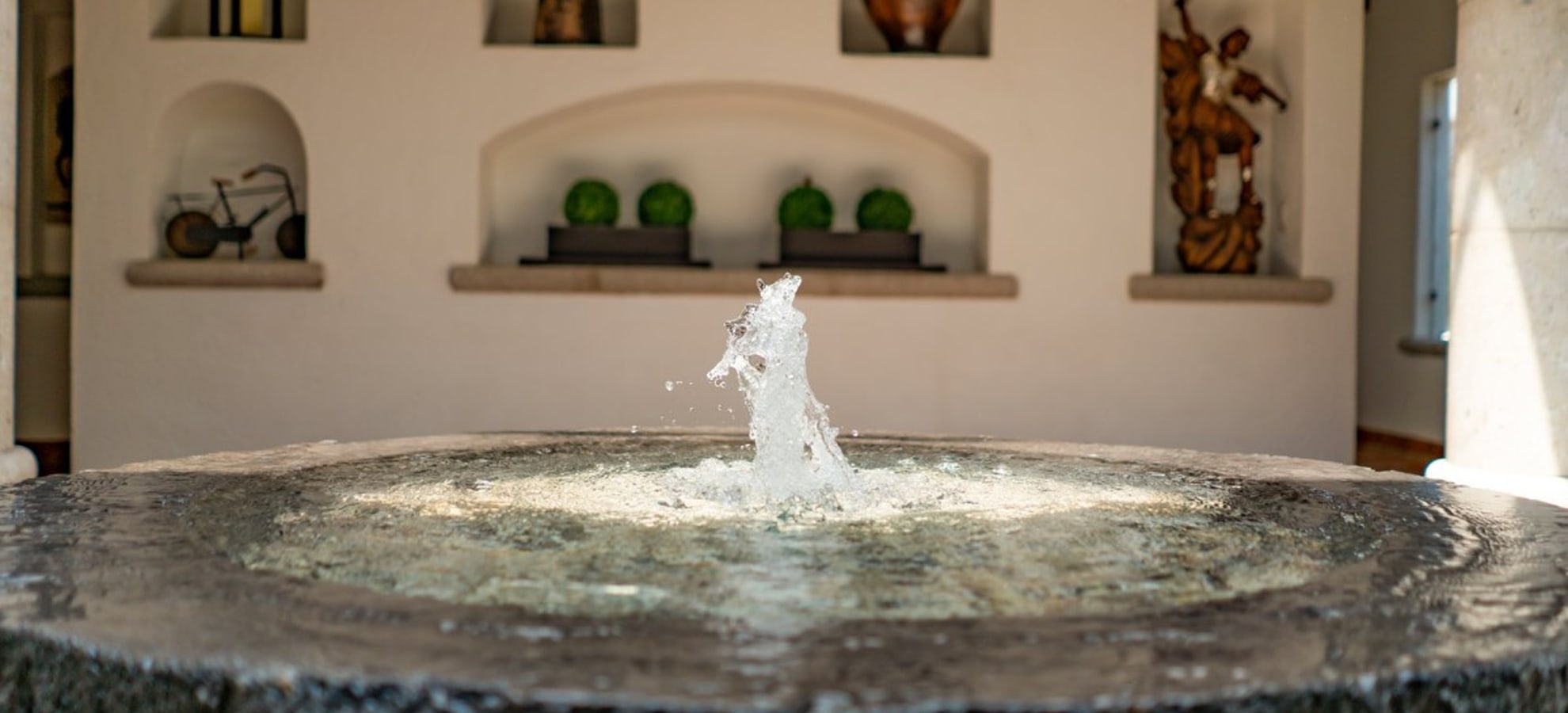 Fuente colonial en los pasillos del hotel